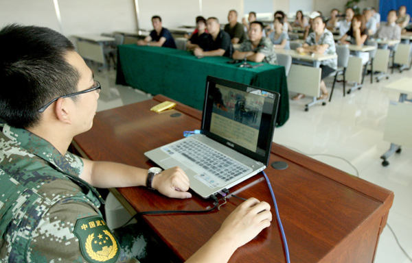 新疆克拉瑪依市綠絲帶志愿者開展車輛自燃自救實(shí)操演練 提高安全意識(shí)