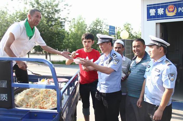 奎屯市木合塔爾餐廳老板員工慰問執(zhí)勤公安民警