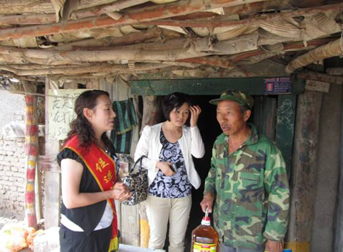 昆侖路街道計生協(xié)會慰問流動人口——獨生子女困難家庭