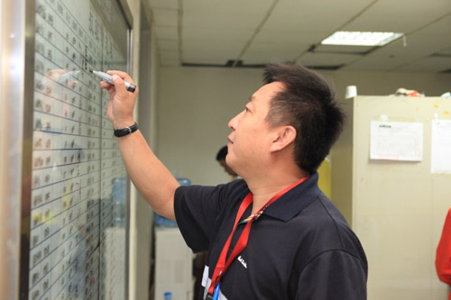 日裝行李近萬件 機(jī)型特點(diǎn)“門兒清”:探訪航空貨運(yùn)監(jiān)裝員