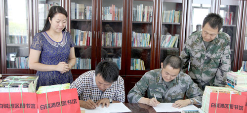 新疆克拉瑪依:擁軍圖書(shū)進(jìn)軍營(yíng)