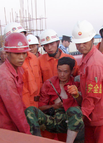 新疆克拉瑪依一男子遭遇螺紋鋼筋刺穿身體獲救