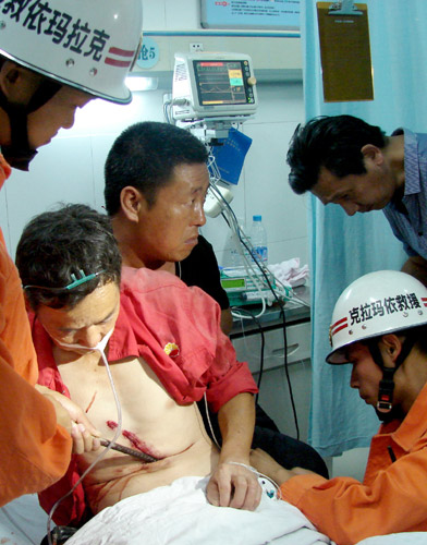 新疆克拉瑪依一男子遭遇螺紋鋼筋刺穿身體獲救