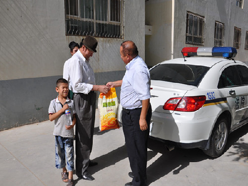 民豐縣法院肉孜節(jié)慰問(wèn)離退休少數(shù)民族老干部