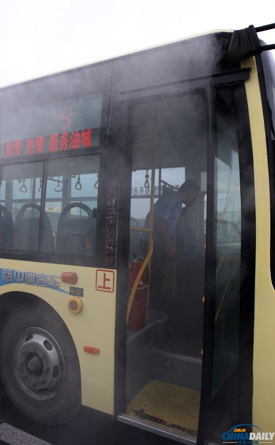 克拉瑪依舉行公交車輛突發(fā)火災逃生疏散演練