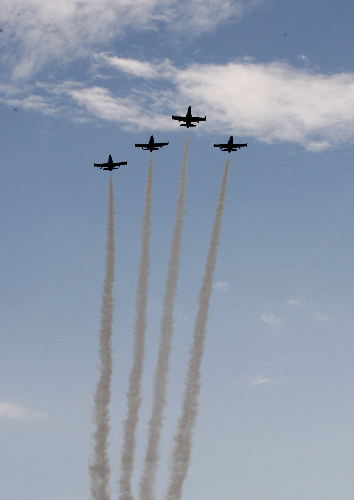 國(guó)際著名百年靈飛行表演隊(duì)降落克拉瑪依