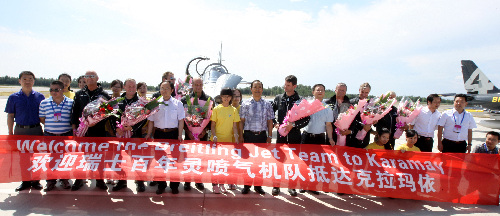 國(guó)際著名百年靈飛行表演隊(duì)降落克拉瑪依