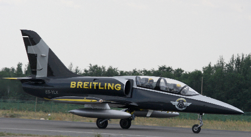 國際著名百年靈飛行表演隊(duì)降落克拉瑪依