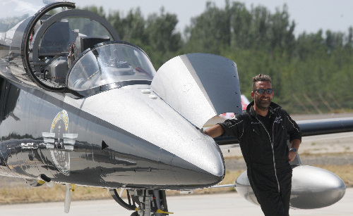 國際著名百年靈飛行表演隊(duì)降落克拉瑪依