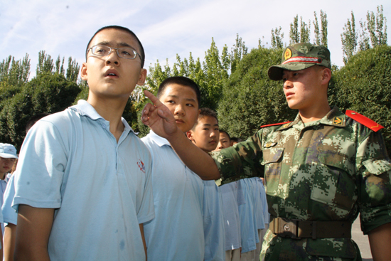新疆公安邊防總隊(duì)后勤基地為駐地學(xué)校開展軍訓(xùn)