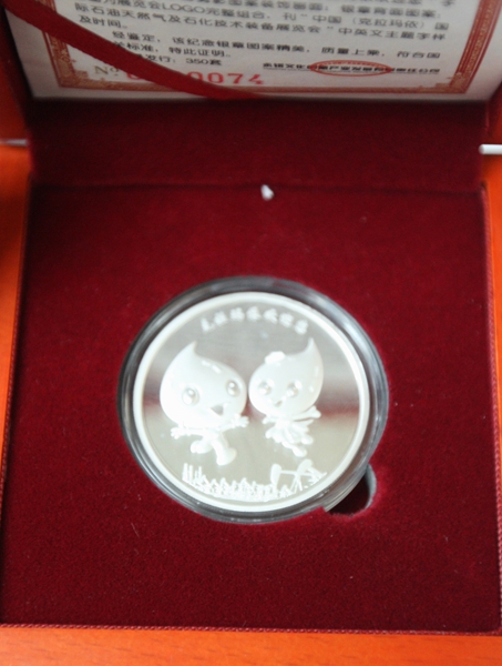 新疆裝備展紀(jì)念郵冊(cè)和紀(jì)念銀章發(fā)行