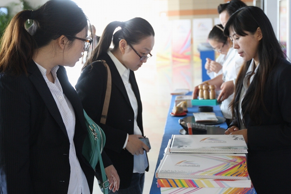 新疆裝備展紀(jì)念郵冊和紀(jì)念銀章發(fā)行