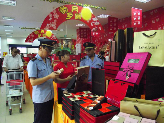 新疆哈密市工商局開(kāi)展中秋、國(guó)慶前食品安全檢查