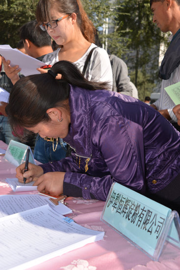 霍城縣在鄉(xiāng)鎮(zhèn)舉辦五場(chǎng)招聘會(huì)