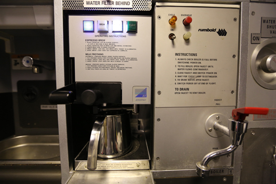 南航首架波音777完成客艙升級(jí)改造新疆最大寬體機(jī)“新裝上陣”