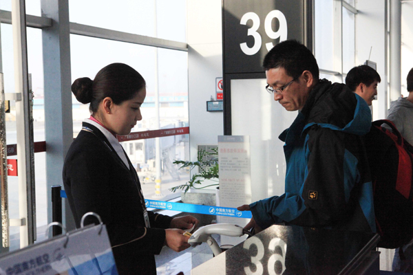 國(guó)慶黃金周南航在疆運(yùn)送旅客18萬人 錯(cuò)峰出行成亮點(diǎn)