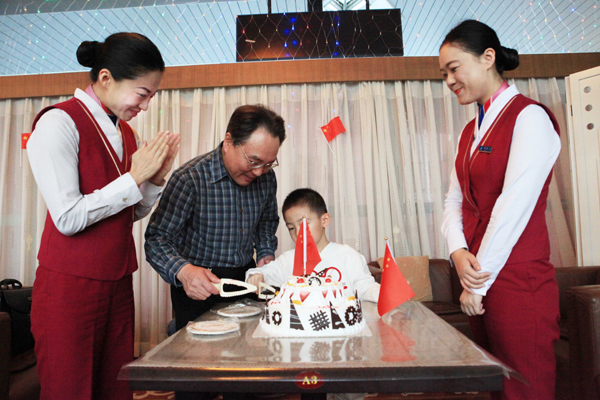 國(guó)慶黃金周南航在疆運(yùn)送旅客18萬人 錯(cuò)峰出行成亮點(diǎn)