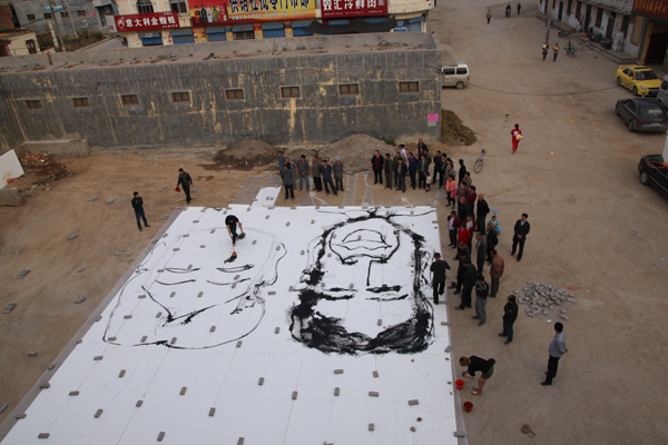 藝術(shù)家王麒誠(chéng)成功創(chuàng)作中國(guó)最大寫(xiě)意水墨漫像