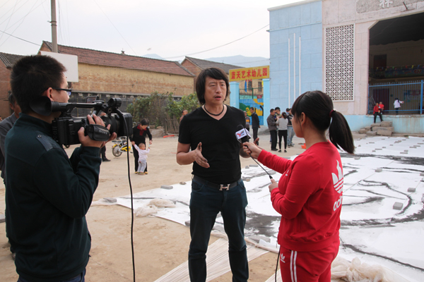 藝術(shù)家王麒誠(chéng)成功創(chuàng)作中國(guó)最大寫(xiě)意水墨漫像