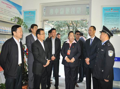 伊犁州黨委書記蒞臨團(tuán)結(jié)路派出所檢查指導(dǎo)警務(wù)室工作