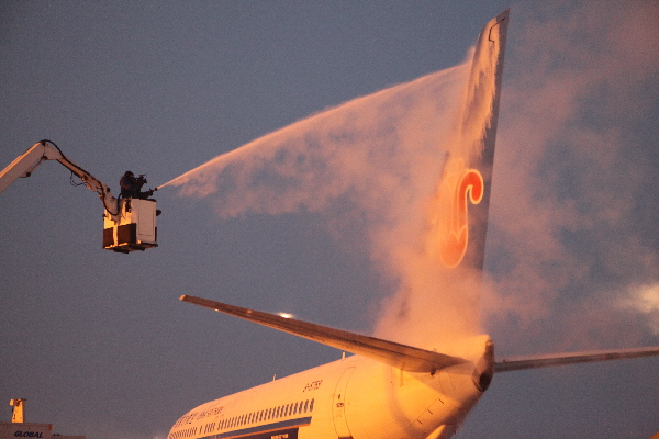 烏魯木齊迎最強(qiáng)寒流 飛機(jī)除冰師冒嚴(yán)寒高空除冰