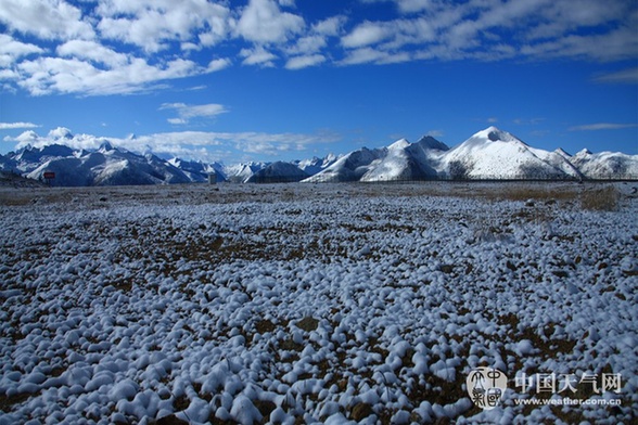 四川甘孜震后依然美 雪域銀裝如畫境