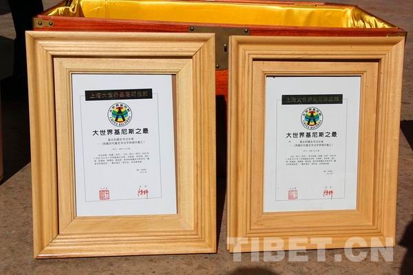 “世界最長(zhǎng)藏文書法長(zhǎng)卷”入藏布達(dá)拉宮