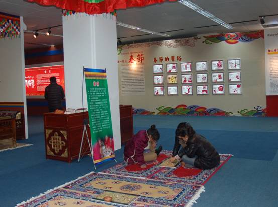 網(wǎng)友參觀西藏博物館 體驗藏歷新年風俗