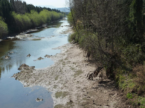 云南省尋甸縣干旱嚴(yán)重 境內(nèi)牛欄江河道多處見底