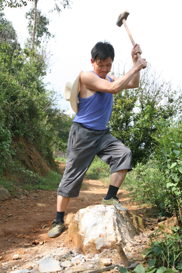 云南祿勸:孫顯才義務(wù)修路搭橋26年