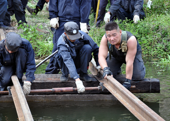 昆鐵派出所長呂剛:絲絲關(guān)懷溫暖群眾心田