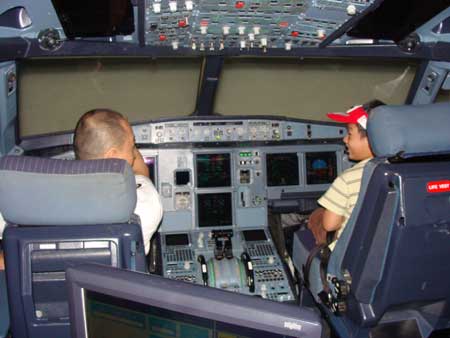 “東方小飛人”夏令營集結昆明站體驗東航