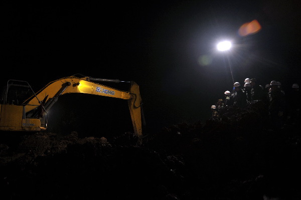 武警云南總隊昭通支隊官兵全力奮山體滑坡救災(zāi)一線