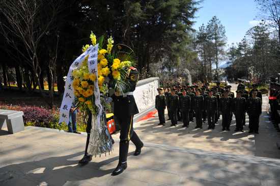 武警保山支隊機關(guān)干部到善洲林場礪“煉”黨性