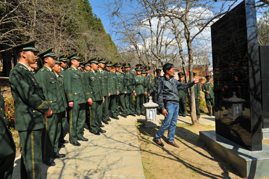 武警保山支隊機關(guān)干部到善洲林場礪“煉”黨性