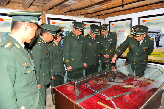 武警保山支隊機關(guān)干部到善洲林場礪“煉”黨性