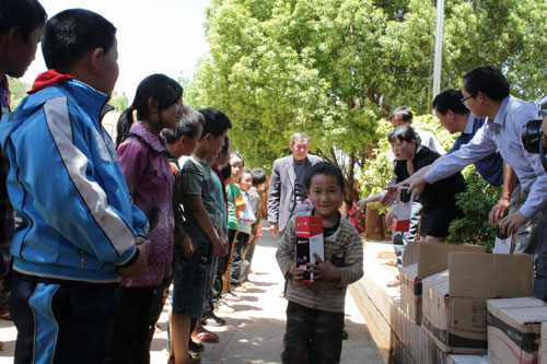 東川大樹腳小學師生喜獲百余愛心水杯