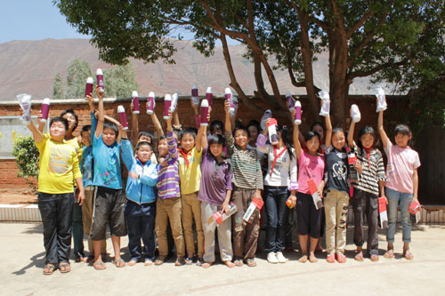 東川大樹腳小學師生喜獲百余愛心水杯