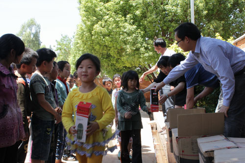 東川大樹腳小學師生喜獲百余愛心水杯