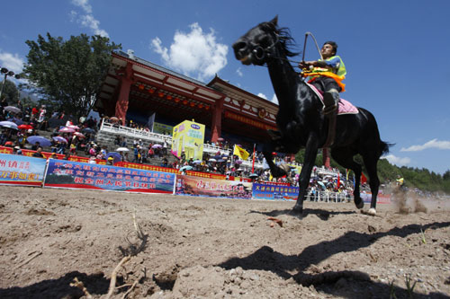 云南大理三月街賽馬大會(huì)精彩紛呈