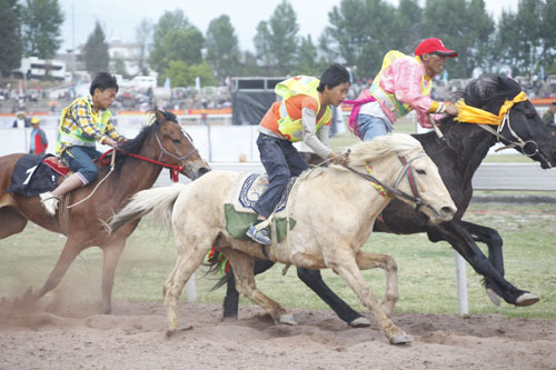 云南大理三月街賽馬大會(huì)精彩紛呈