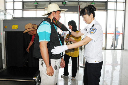 云南開遠鐵警全力確保玉蒙線首趟客運列車安全開行