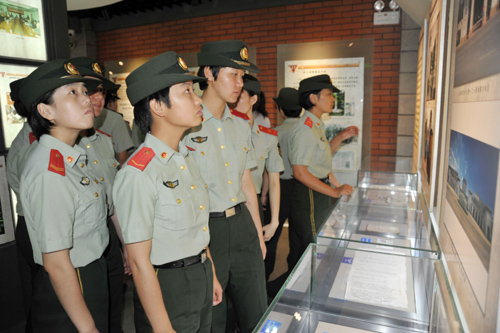 云南:百余武警“七·一”宣誓慶祝建黨92周年