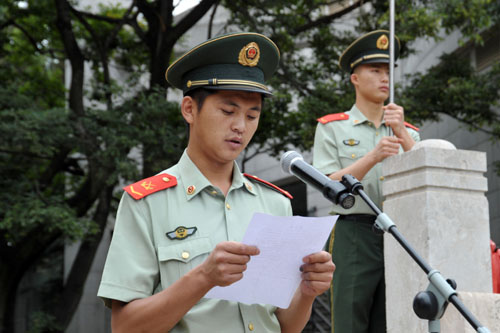 云南:百余武警“七·一”宣誓慶祝建黨92周年