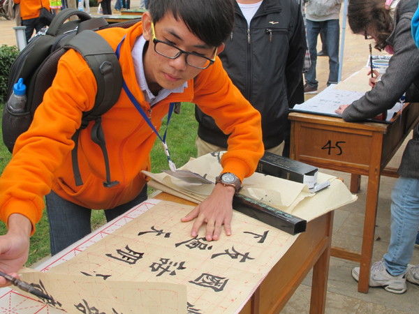 “漢語橋”參賽選手體驗中國傳統(tǒng)文化