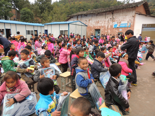 加拿大華人10萬元“愛心”情灑彝良山村小學(xué)