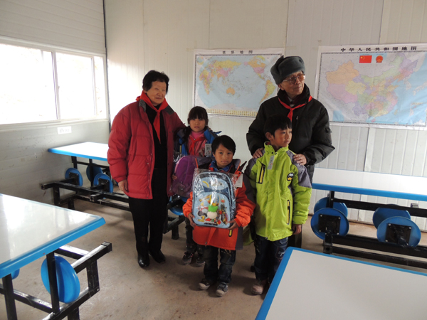 加拿大華人10萬元“愛心”情灑彝良山村小學(xué)