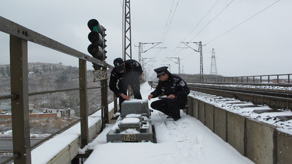昆鐵警方“獵鷹-2014”打擊倒票護(hù)航春運