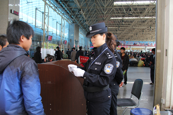 昆鐵警方“獵鷹-2014”打擊倒票護(hù)航春運