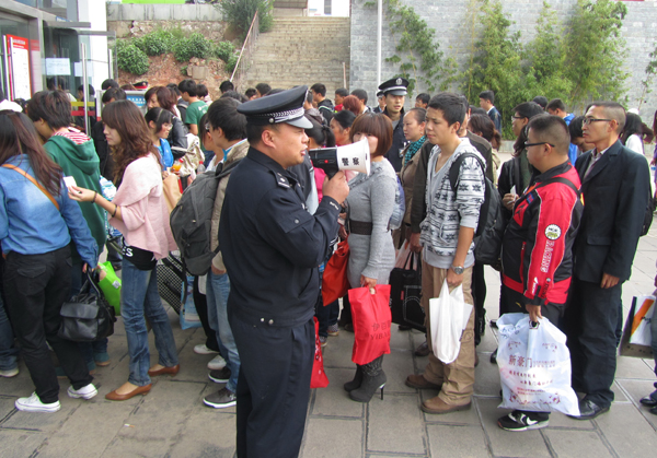 昆鐵警方“獵鷹-2014”打擊倒票護(hù)航春運